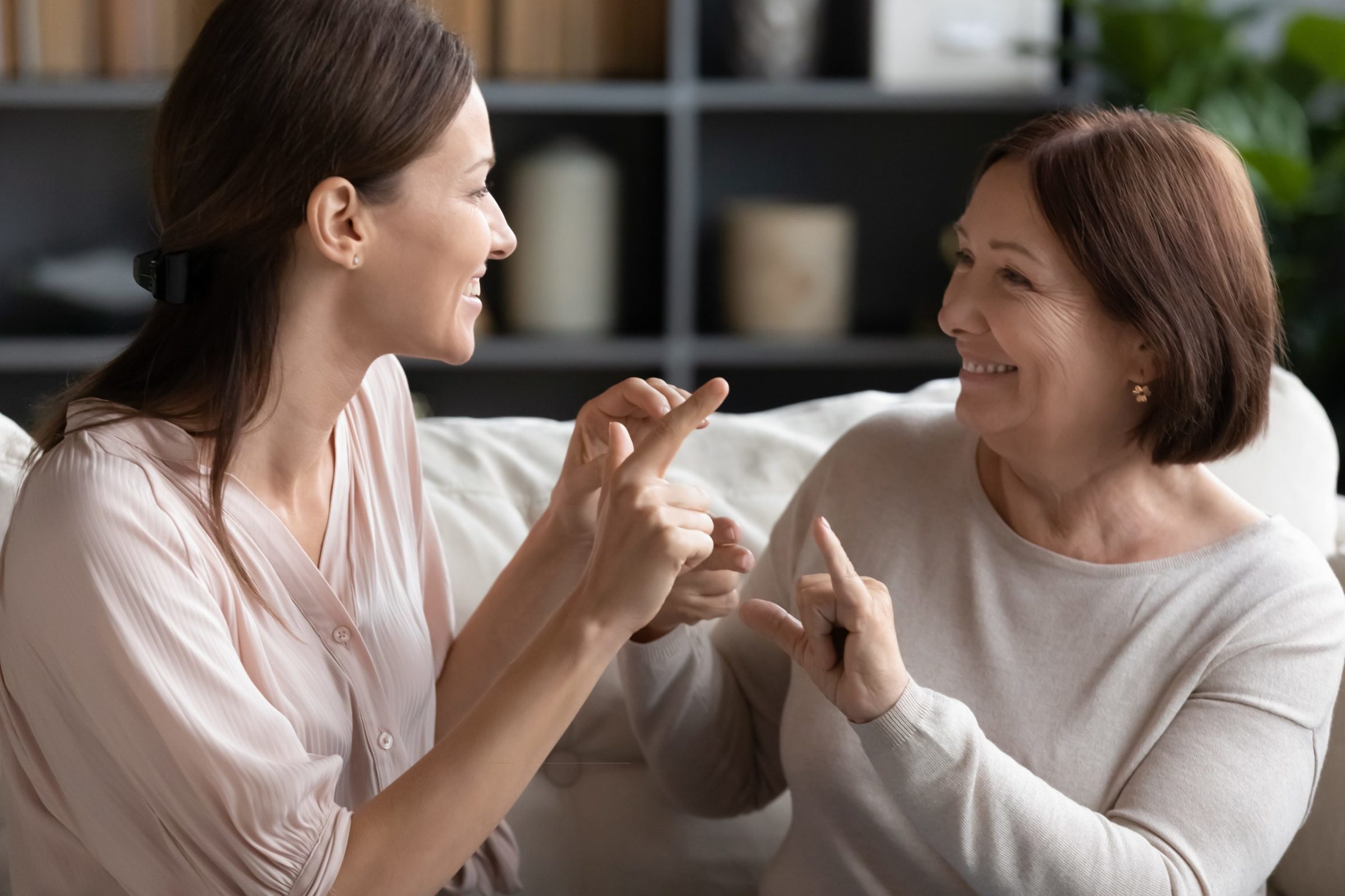 Глухонемая жена. Слухи. Слепой глухой дама. Deaf communication with each other.