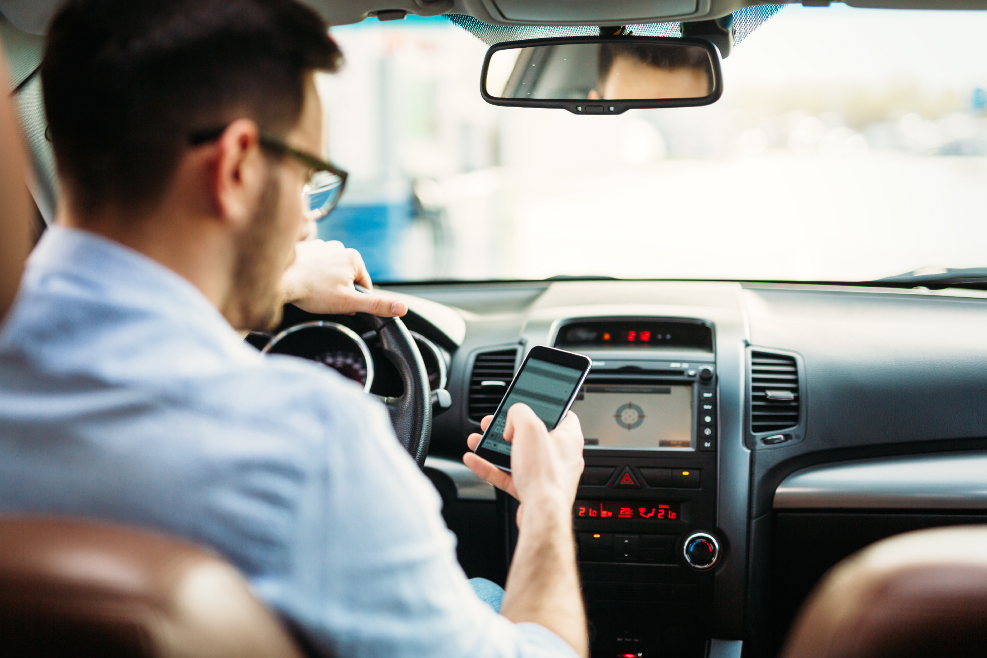 Quick Guide: How to Avoid Getting Distracted While Driving