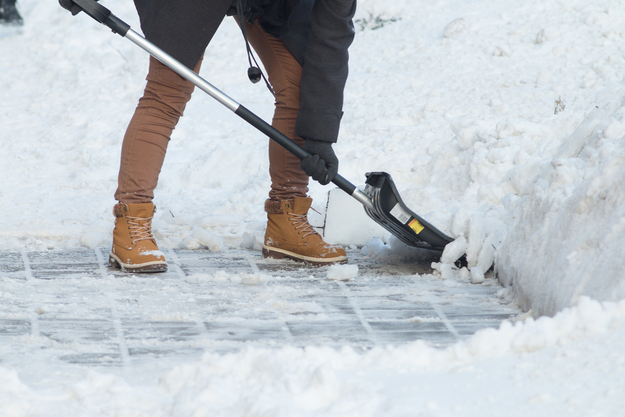 7 Must-Have Winter Tools for Home Safety & Snow Removal